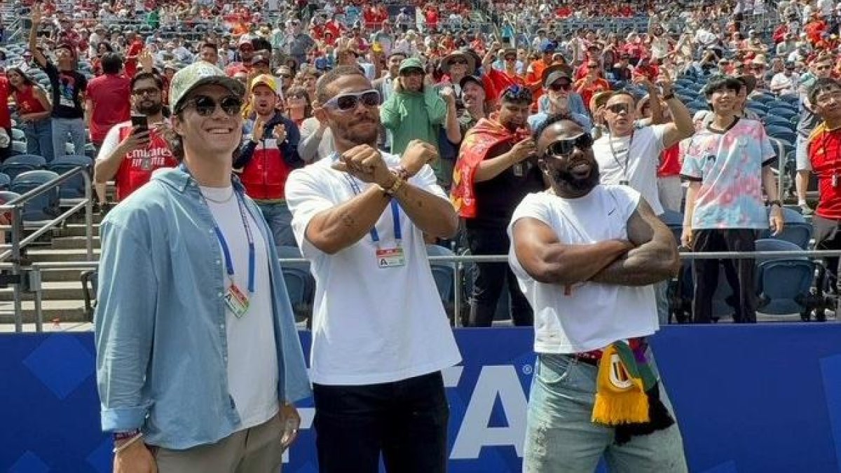 Peloteros dominicanos disfrutan la Copa Mundial de Fútbol 2026