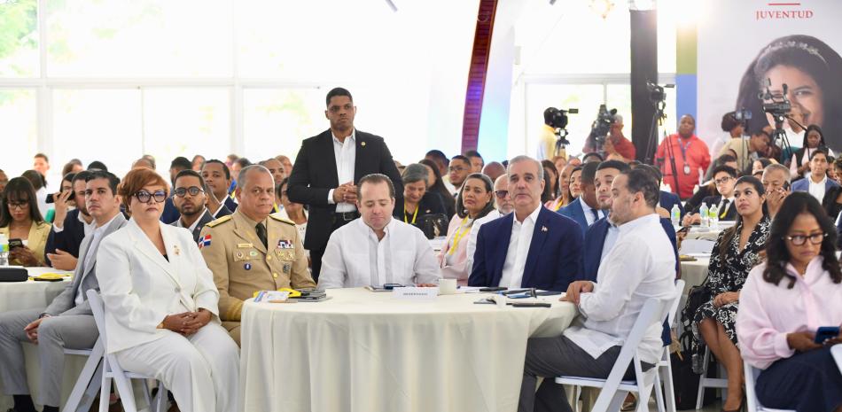 Abinader reafirma lucha anticorrupción y pide ética a jóvenes