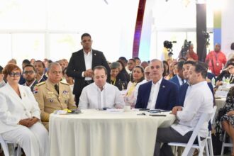 Abinader llama a juventud a liderar honestidad y combatir corrupción