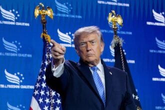 Trump acusa a progresistas de “comunistas sin Dios” tras primarias