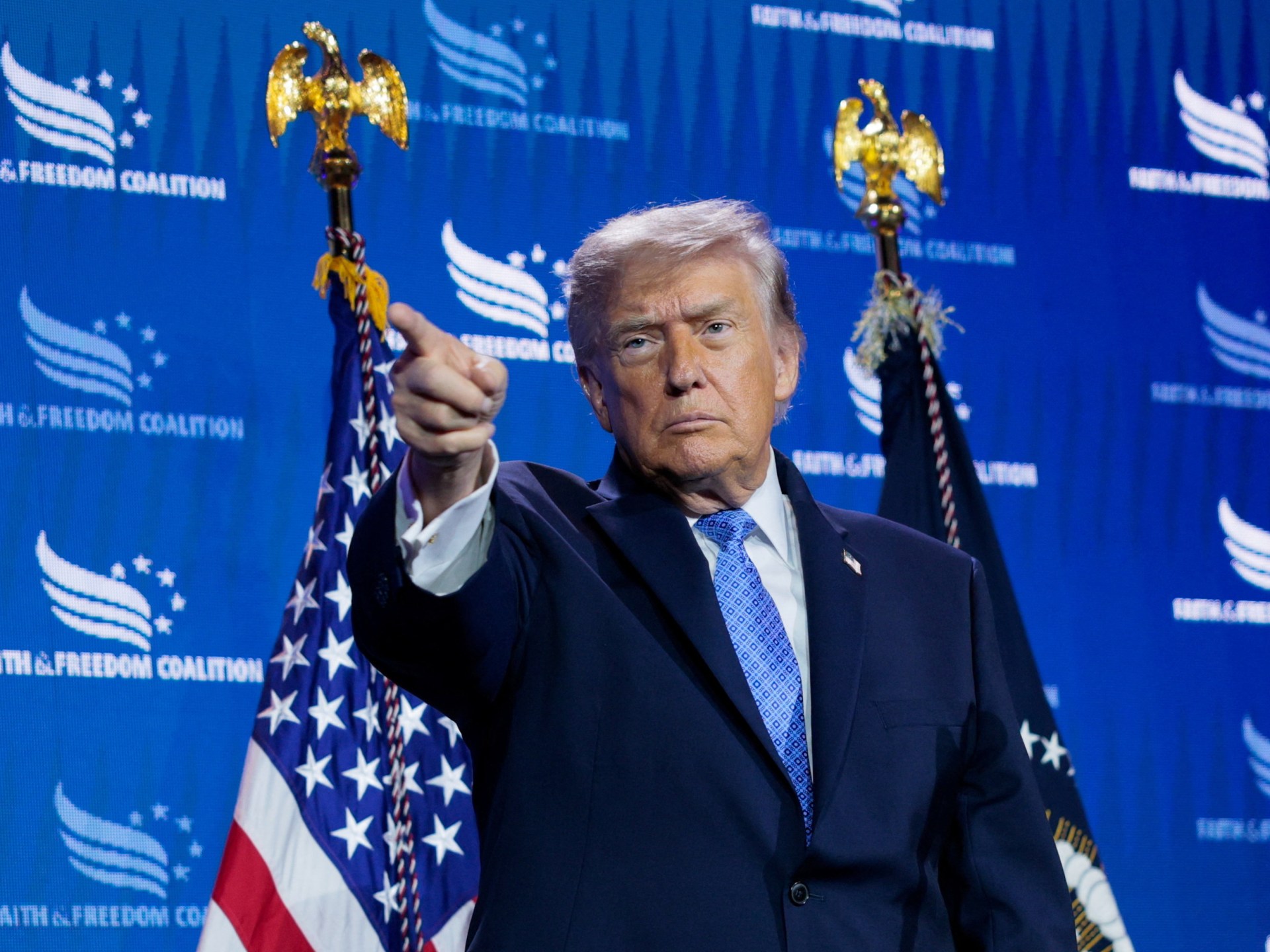 Trump acusa a progresistas de “comunistas sin Dios” tras primarias