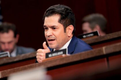 Diputado Jimmy Gomez coopera en investigación ética en el Congreso