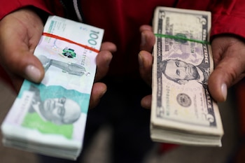 Peso colombiano sube 7.4 % en junio pese a fortaleza del dólar