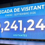 Ponente ante una pantalla que muestra 9,241,246 visitantes entre enero y septiembre de 2026.