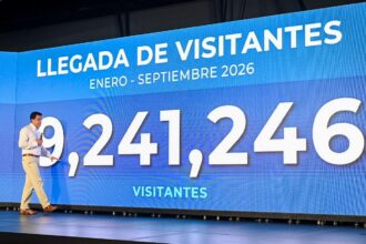 Ponente ante una pantalla que muestra 9,241,246 visitantes entre enero y septiembre de 2026.