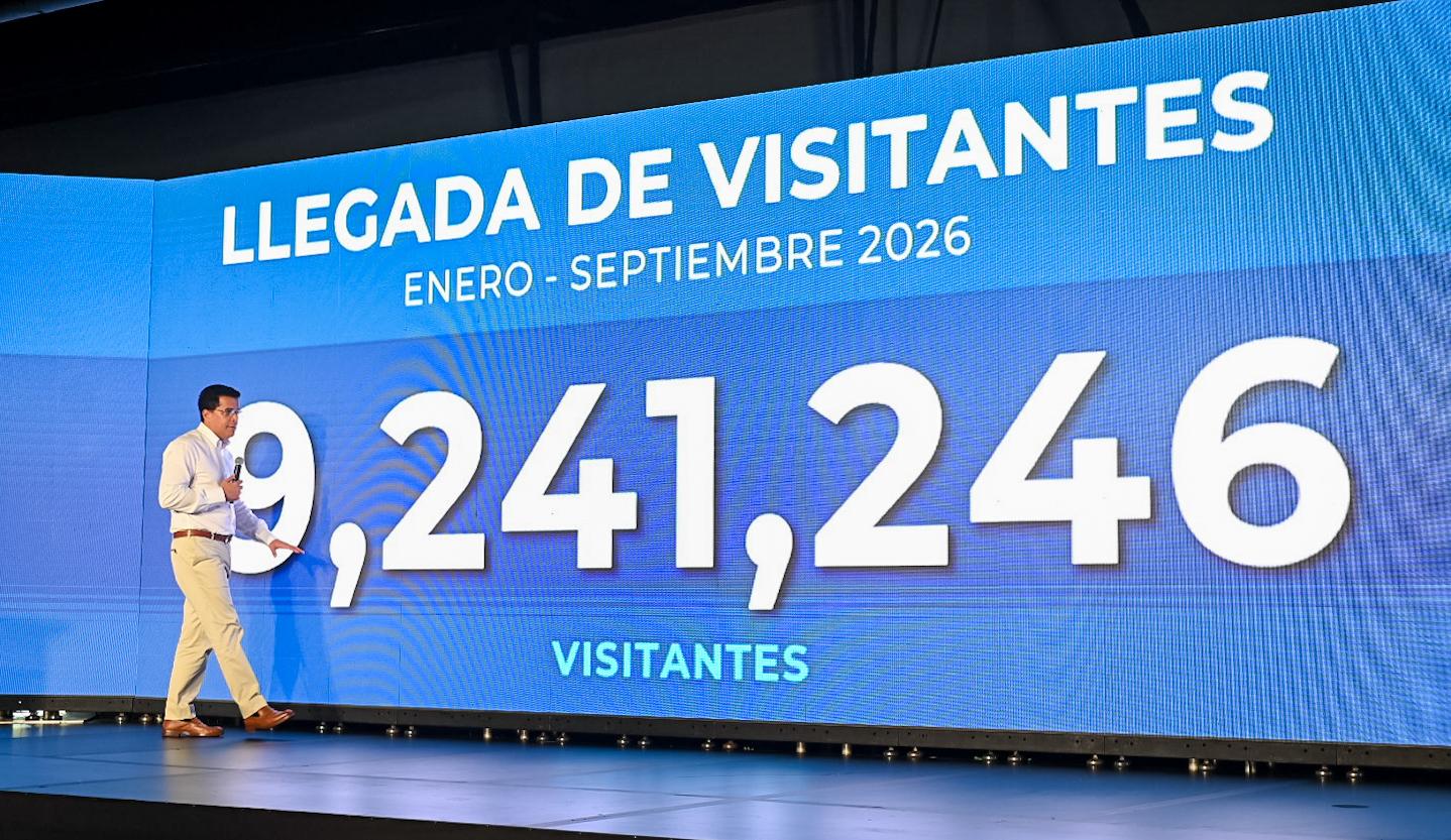 Ponente ante una pantalla que muestra 9,241,246 visitantes entre enero y septiembre de 2026.
