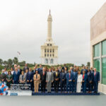 Grupo frente al Monumento de Santiago y un rótulo del 41.º período de sesiones de la Cepal.
