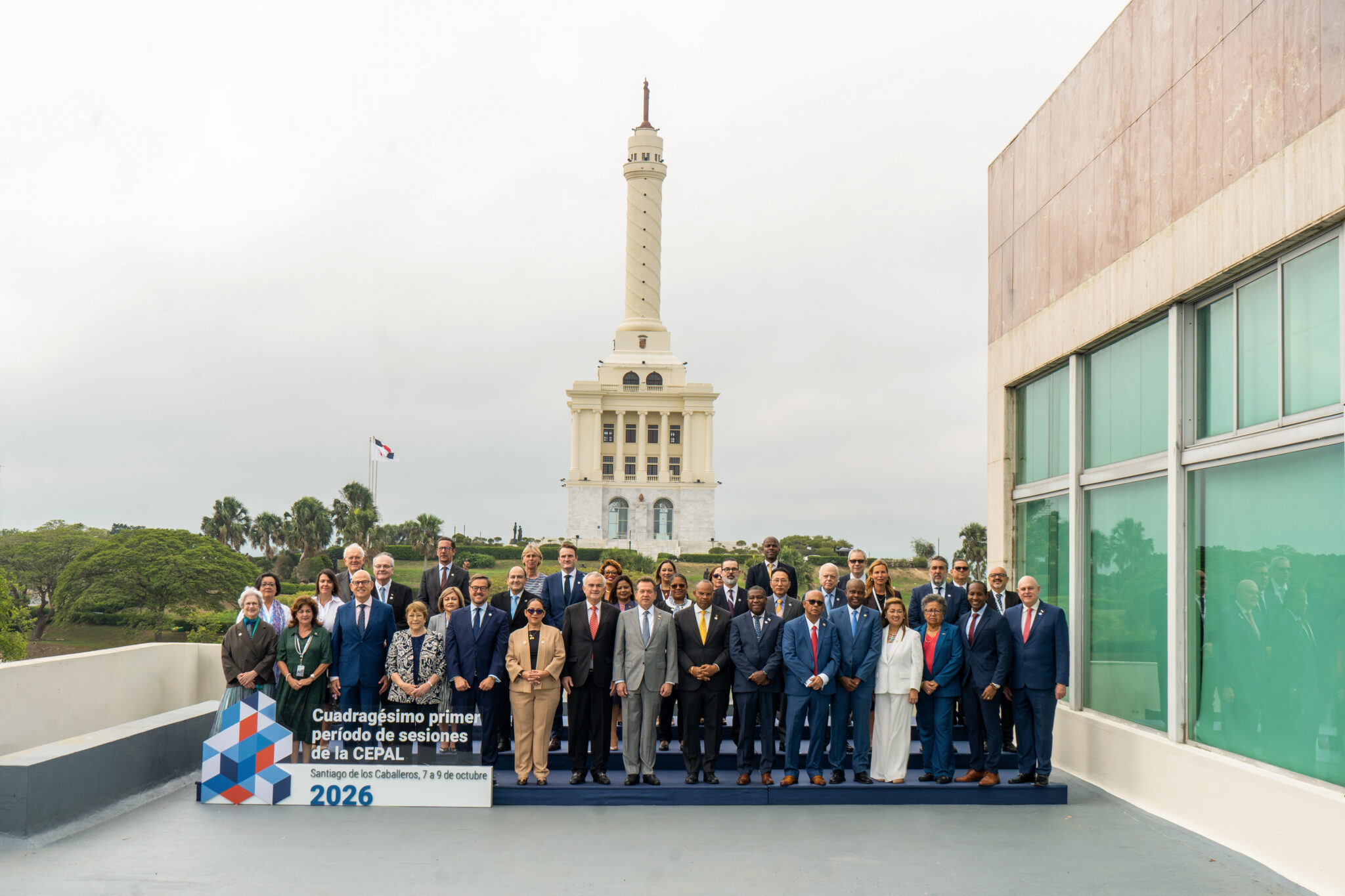 Grupo frente al Monumento de Santiago y un rótulo del 41.º período de sesiones de la Cepal.