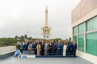 Grupo frente al Monumento de Santiago y un rótulo del 41.º período de sesiones de la Cepal.