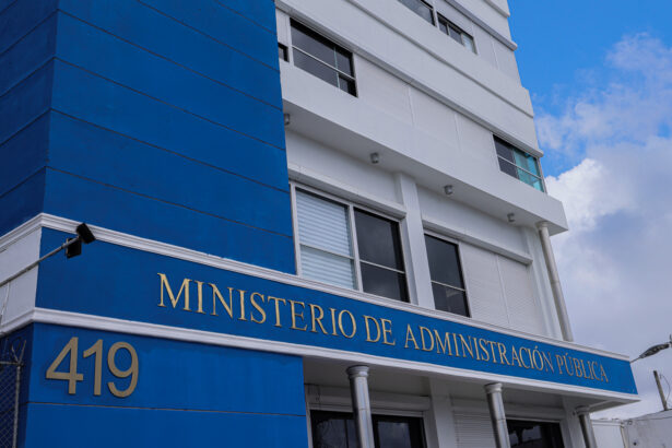 Fachada azul y blanca con el letrero del Ministerio de Administración Pública.