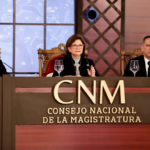 Tres participantes en una mesa institucional con el rótulo del Consejo Nacional de la Magistratura.