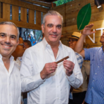 Grupo durante un recorrido por un puesto de exposición comercial.