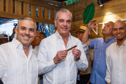 Grupo durante un recorrido por un puesto de exposición comercial.