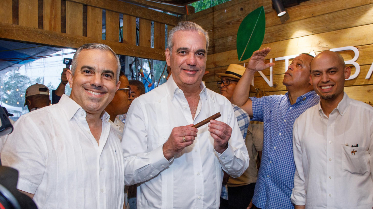 Grupo durante un recorrido por un puesto de exposición comercial.