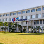 Fachada y jardines con letrero del Centro de Exportación e Inversión.