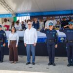 Policías uniformados y autoridades durante un acto público.