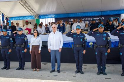 Policías uniformados y autoridades durante un acto público.