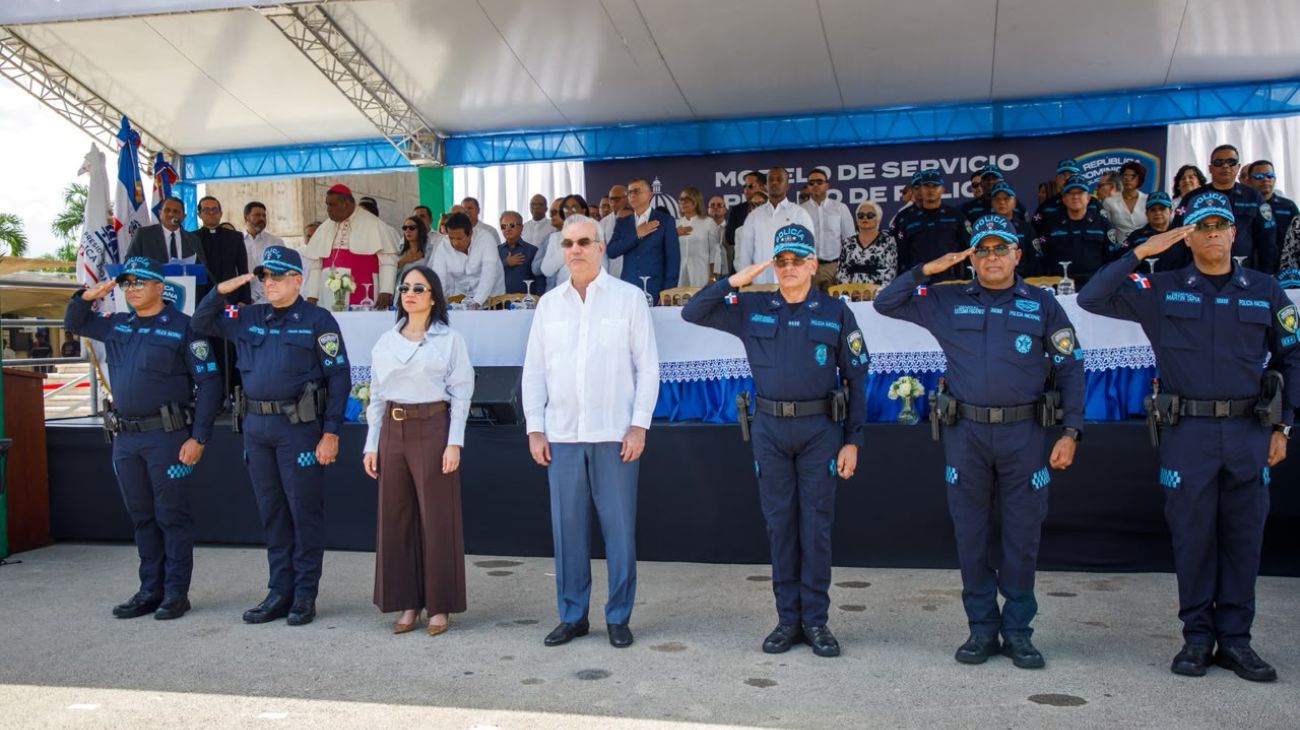 Policías uniformados y autoridades durante un acto público.