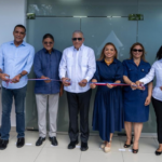 Grupo participa en un corte de cinta frente a una instalación.