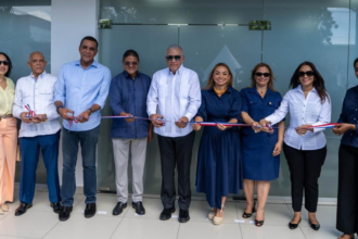 Grupo participa en un corte de cinta frente a una instalación.