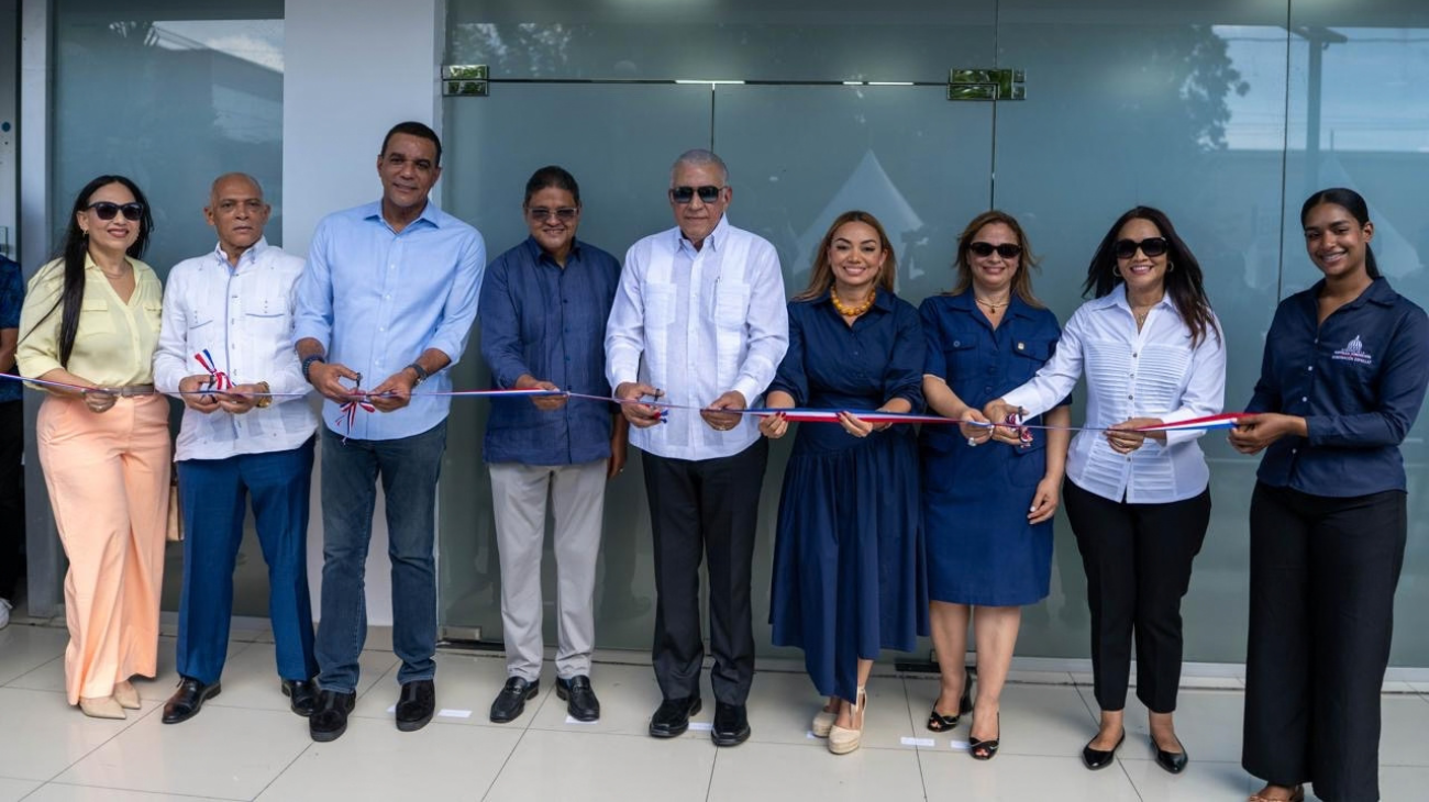 Grupo participa en un corte de cinta frente a una instalación.