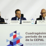 Tres panelistas ante señalética de la Cepal y placas de cargos públicos.