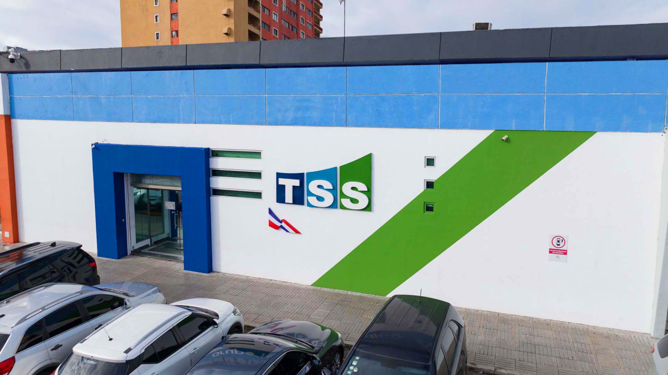 Fachada de la TSS con estacionamiento y vehículos.
