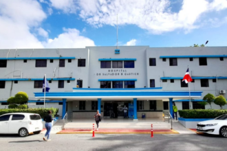 Entrada del Hospital Salvador B. Gautier, con banderas, vehículos y transeúntes.