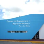 Fachada azul del Centro de Diagnóstico y Atención Primaria de Villa La Mata, con personas junto a la entrada.