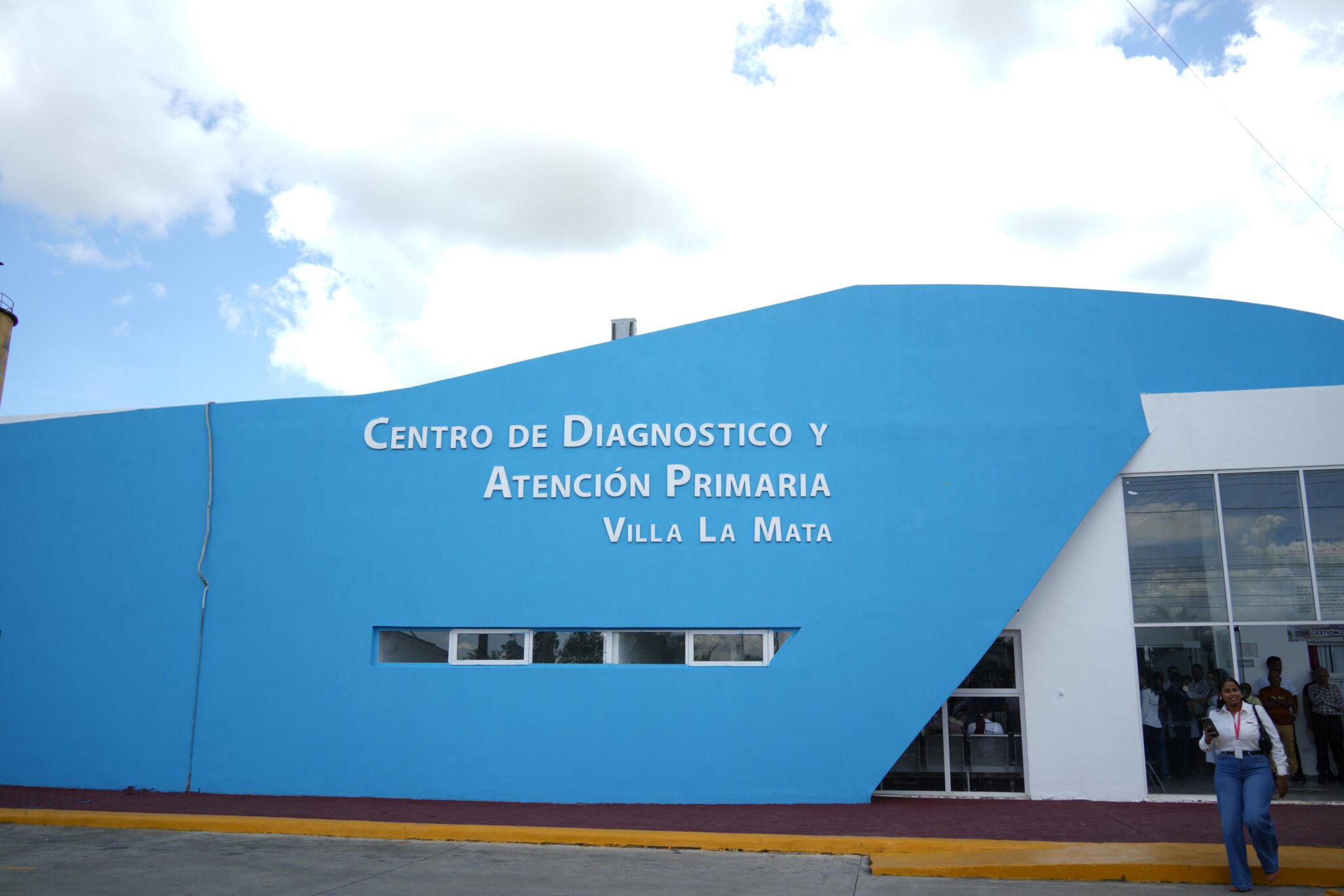 Fachada azul del Centro de Diagnóstico y Atención Primaria de Villa La Mata, con personas junto a la entrada.