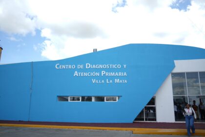 Fachada azul del Centro de Diagnóstico y Atención Primaria de Villa La Mata, con personas junto a la entrada.