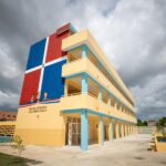Fachada de la Escuela Primaria Ana Josefa Puello y patio sin personas presentes.