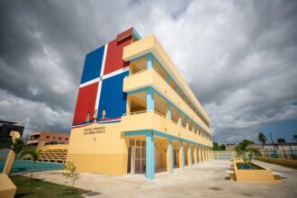Fachada de la Escuela Primaria Ana Josefa Puello y patio sin personas presentes.