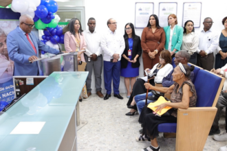 Ponente en un atril de la DGJP ante participantes en una actividad institucional.