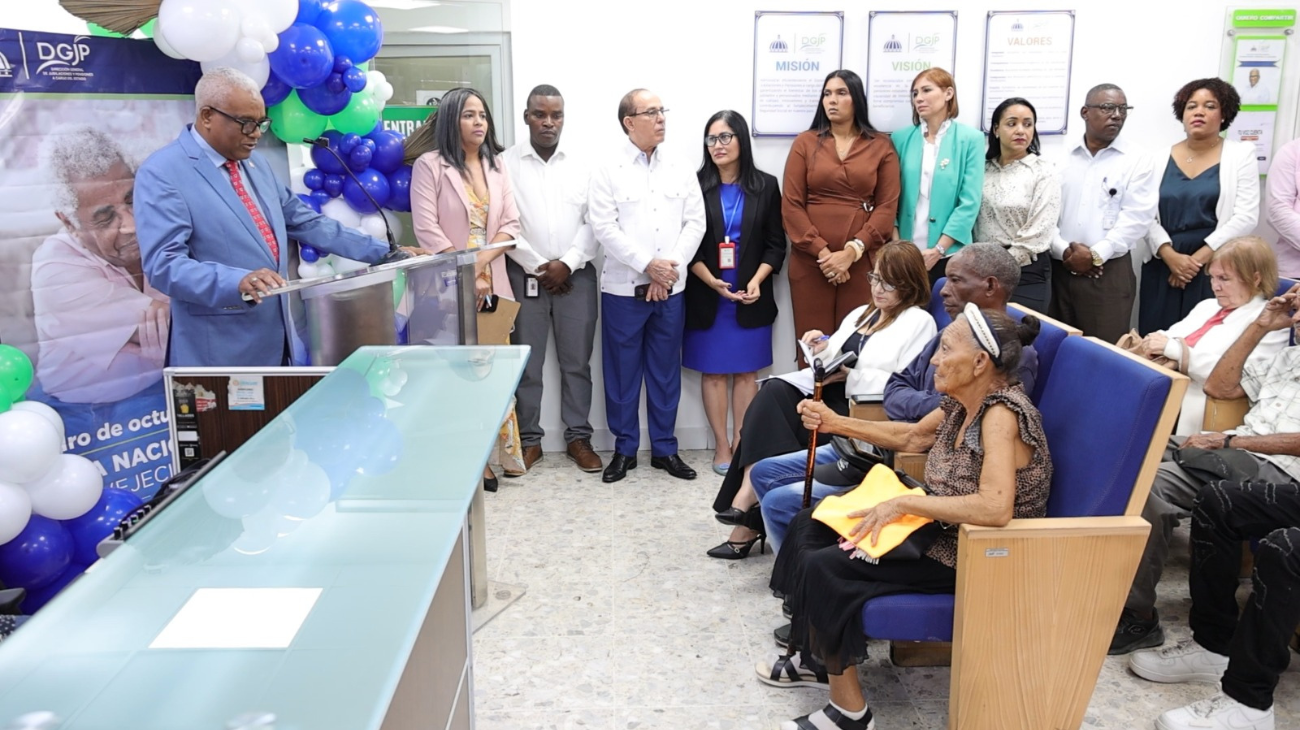 Ponente en un atril de la DGJP ante participantes en una actividad institucional.