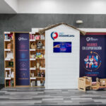 Productos expuestos junto a rótulos de ProDominicana y Mujeres en Exportación.