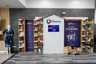 Productos expuestos junto a rótulos de ProDominicana y Mujeres en Exportación.