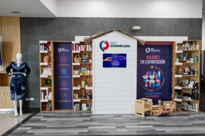 Productos expuestos junto a rótulos de ProDominicana y Mujeres en Exportación.