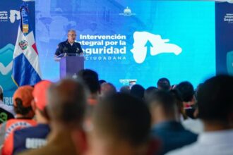 Una persona uniformada habla desde un atril ante asistentes y una pantalla de Seguridad Ciudadana.