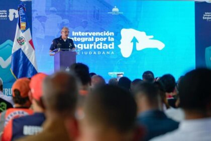 Una persona uniformada habla desde un atril ante asistentes y una pantalla de Seguridad Ciudadana.