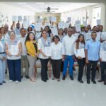Grupo con certificados de formación técnico-profesional del Infotep.