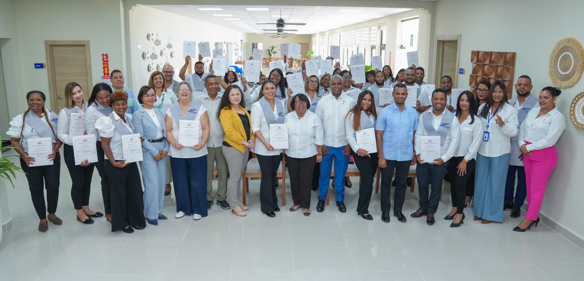 Grupo con certificados de formación técnico-profesional del Infotep.
