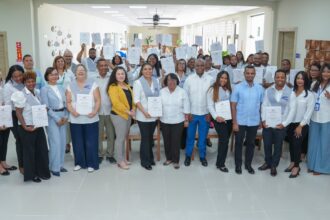 Grupo con certificados de formación técnico-profesional del Infotep.