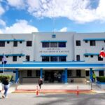 Entrada del Hospital Salvador B. Gautier, con vehículos y banderas.