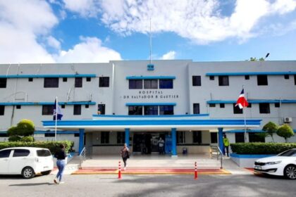 Entrada del Hospital Salvador B. Gautier, con vehículos y banderas.