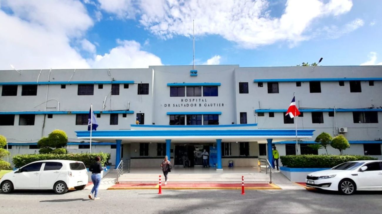 Entrada del Hospital Salvador B. Gautier, con vehículos y banderas.