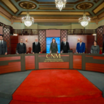 Integrantes de una mesa de sesión de pie tras el estrado del Consejo Nacional de la Magistratura.