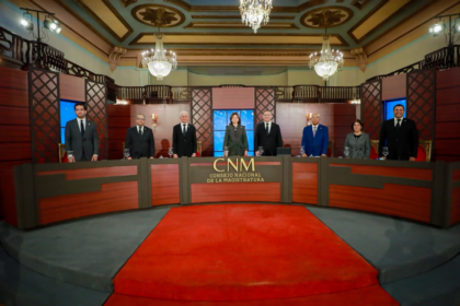 Integrantes de una mesa de sesión de pie tras el estrado del Consejo Nacional de la Magistratura.