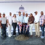 Participantes con palas ante un montículo de tierra y un fondo del Ministerio de Deportes.