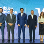 Cinco personas posan en un escenario ante las marcas República Dominicana y Visa.